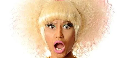 Η Nicki Minaj με ξανθιά περούκα και έκφραση έκπληξης.
