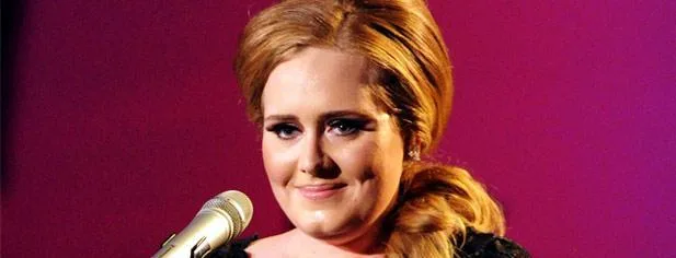 Η Adele μπροστά από ένα μικρόφωνο