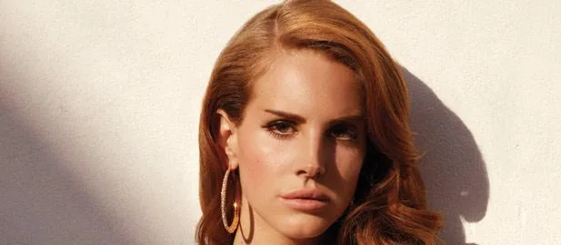 Κοντινό πορτρέτο της Lana Del Rey με χρυσούς κρίκους