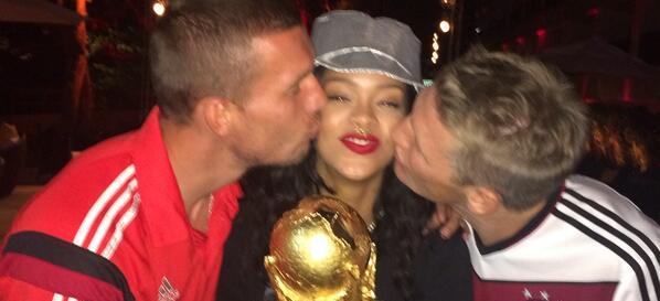 Η Rihanna στο Mουντιάλ: Σήκωσε την μπλούζα της για να δείξει τη χαρά της για τη νίκη της Γερμανίας!
