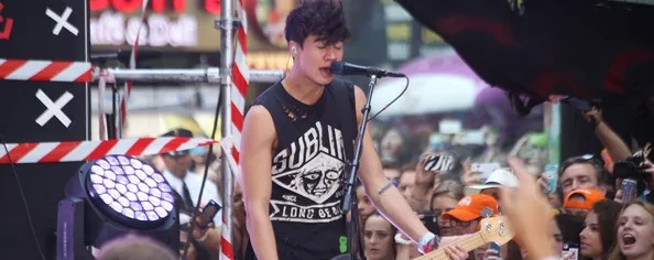 Ο Calum Hood των 5 Seconds Of Summer τραγουδάει στη Νέα Υόρκη.