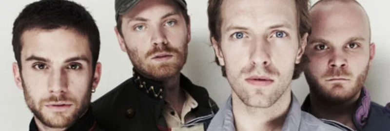 Τα μέλη του συγκροτήματος Coldplay σε κοντινό πλάνο.