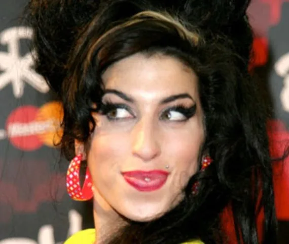 Κοντινό πλάνο της Amy Winehouse με το χαρακτηριστικό της χτένισμα και έντονο eyeliner.