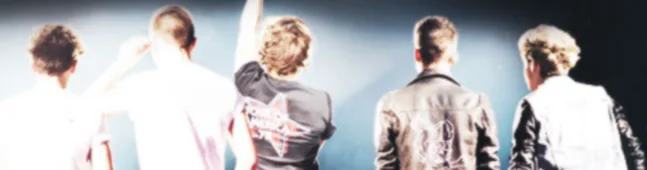 Τα μέλη των One Direction πλάτη στη σκηνή κατά τη διάρκεια συναυλίας.