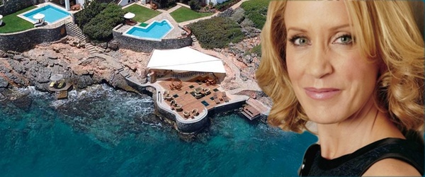 Μια “Desperate Housewife” σε διακοπές στην Ελούντα!