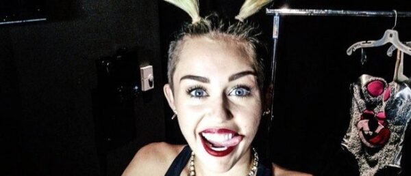 Προκλητική ακόμη και στην…έρημο η Miley Cyrus!