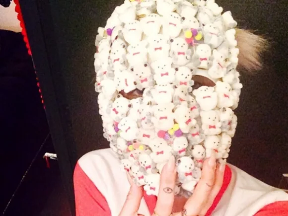 Miley-Cyrus-Coves-Up-On-Instagram-2-580x435