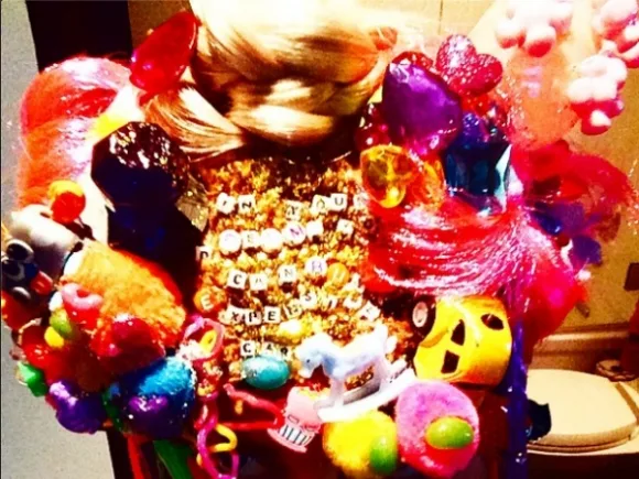 Miley-Cyrus-Coves-Up-On-Instagram-3-580x435