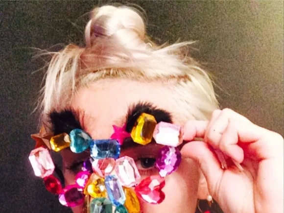 Miley-Cyrus-Coves-Up-On-Instagram-4-580x435