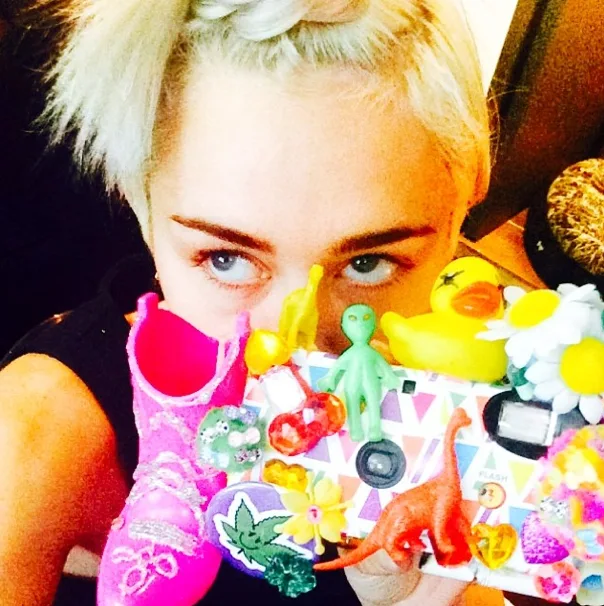 Miley-Cyrus-Coves-Up-On-Instagram-5