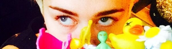 Γιατί κρύβει το πρόσωπό της η Miley Cyrus;