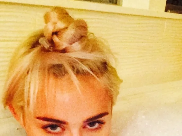 Miley-Cyrus-Coves-Up-On-Instagram-main-1-580x435