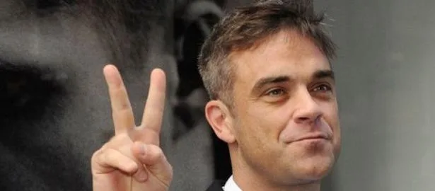 Ο Robbie Williams κάνει το σήμα της νίκης