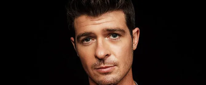 Ο Robin Thicke σε κοντινό πλάνο με μαύρο φόντο.