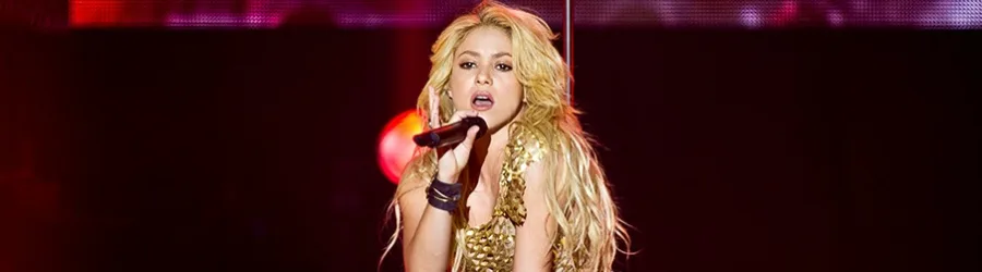 Η Shakira τραγουδάει στη σκηνή κατά τη διάρκεια συναυλίας της στο Παρίσι.