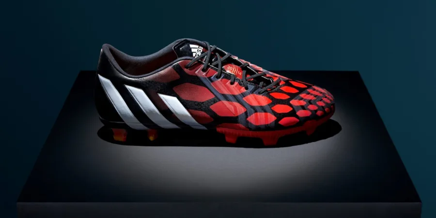 Ποδοσφαιρικό παπούτσι adidas Predator Instinct σε κόκκινο, μαύρο και λευκό χρώμα.