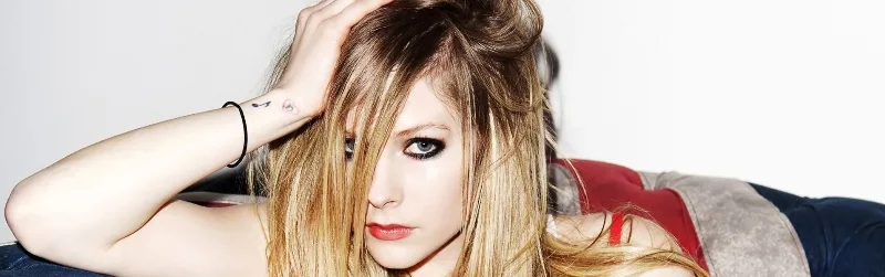 Η Avril Lavigne σε κοντινό πλάνο με το χέρι στο κεφάλι