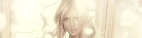Κοντινό πλάνο της Britney Spears σε φωτεινό φόντο.
