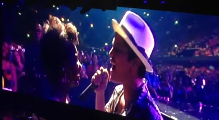 Ο Bruno Mars τραγουδάει σε συναυλία για μια θαυμάστρια.