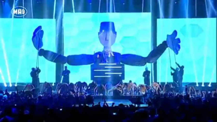 Εμφάνιση των Playmen, Mindblow και Locomondo στα Mad VMA 2014.