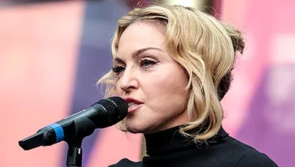 Η Madonna μιλάει σε μικρόφωνο