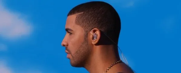 Προφίλ του Drake με φόντο γαλάζιο ουρανό.