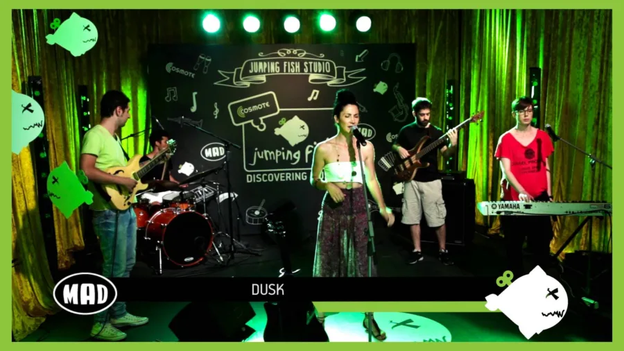 Η DUSK τραγουδάει με το συγκρότημά της στο Jumping Fish Studio.