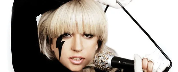 Η Lady Gaga με ξανθά μαλλιά, αφέλειες και σχέδιο κεραυνού στο πρόσωπο.