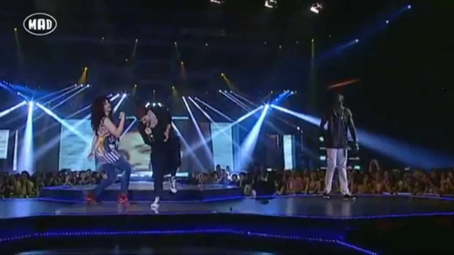 Η Σοφία Αρβανίτη, οι Freaky Fortune και ο DJ Kas στη σκηνή των Mad VMA 2014.
