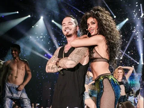 Ο J Balvin και η Ελένη Φουρέιρα στη σκηνή των Mad VMA 2014.