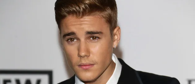 Ο Justin Bieber με κοστούμι και λευκό πουκάμισο.