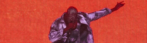Ο Kanye West στη σκηνή του Wireless Festival με μάσκα.