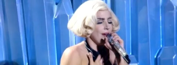 Η Lady Gaga τραγουδάει σε σκηνή με μπλε φόντο