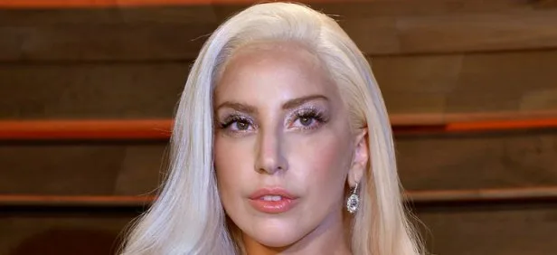 Κοντινό πορτρέτο της Lady Gaga με πλατινέ ξανθά μαλλιά και λαμπερό μακιγιάζ.