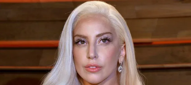Κοντινό πορτρέτο της Lady Gaga με πλατινέ μαλλιά και ελαφρύ μακιγιάζ.