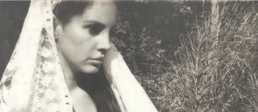 Η Lana Del Rey με νυφικό πέπλο στο video clip του Ultraviolence.