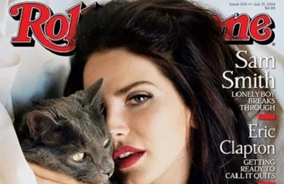 Η Lana Del Rey στο εξώφυλλο του περιοδικού Rolling Stone κρατώντας μια γκρίζα γάτα.