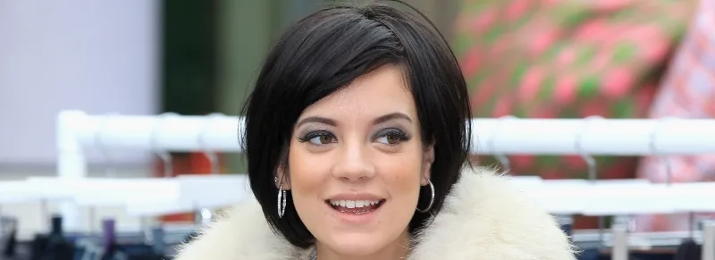 Η τραγουδίστρια Lily Allen ποζάρει δίπλα σε αυτοκίνητο Donna Ida στο Westfield London Car Boot Fair στο Λονδίνο.