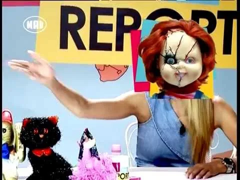 Η Μαντώ Γαστεράτου στο Loca Report με μάσκα Chucky.