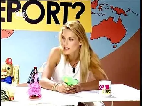Η Μαντώ Γαστεράτου στο πλατό της εκπομπής Loca Report του Mad TV.