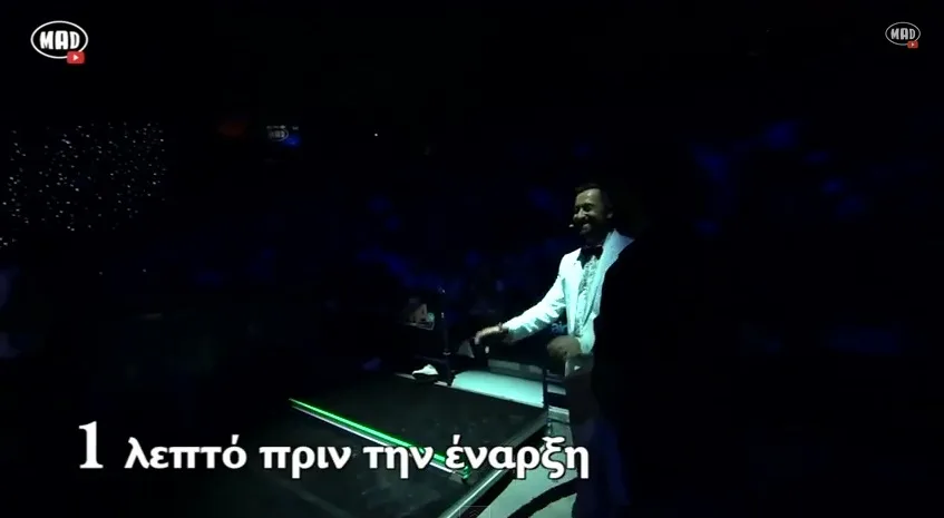 Παρουσιαστής με λευκό κοστούμι στα παρασκήνια των Mad VMA.