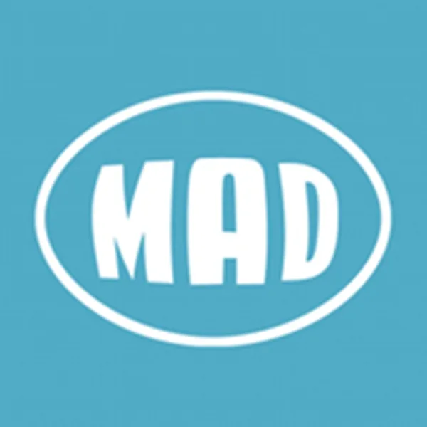 Το λογότυπο του MAD TV σε γαλάζιο φόντο.
