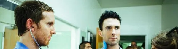 Ο Adam Levine των Maroon 5 σε σκηνή από το video clip του τραγουδιού Maps.