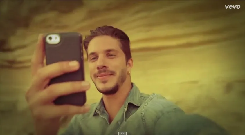 Ο Νίκος Οικονομόπουλος βγάζει selfie με το κινητό του.