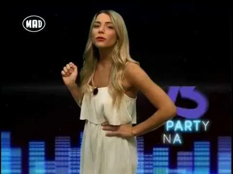 Παρουσιάστρια του MAD TV σε στούντιο για την εκπομπή Party Nation.