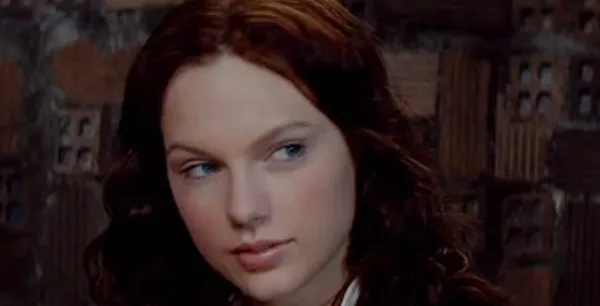 Η Taylor Swift με καστανά μαλλιά στην ταινία The Giver