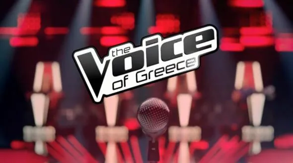 Το λογότυπο του The Voice of Greece σε σκηνή με μικρόφωνο.