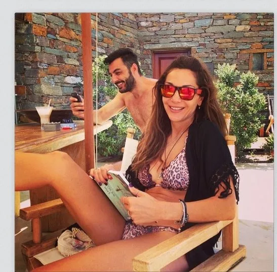 Η Δέσποινα Βανδή με μαγιό και γυαλιά ηλίου σε καλοκαιρινές διακοπές.