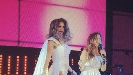 Η Άννα Βίσση και η Conchita Wurst στη σκηνή στη Μύκονο.