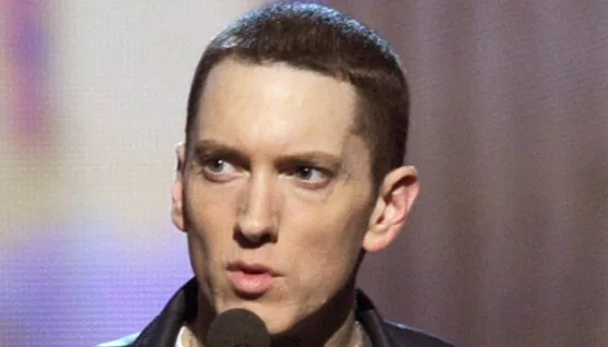 Ο Eminem σε κοντινό πλάνο με μικρόφωνο.